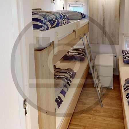 Stunning Ship In Aalsmeer With Kitchen Exterior photo